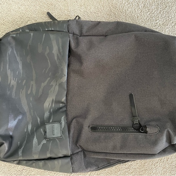 Incase Compass Backpack - Picture 14 of 14